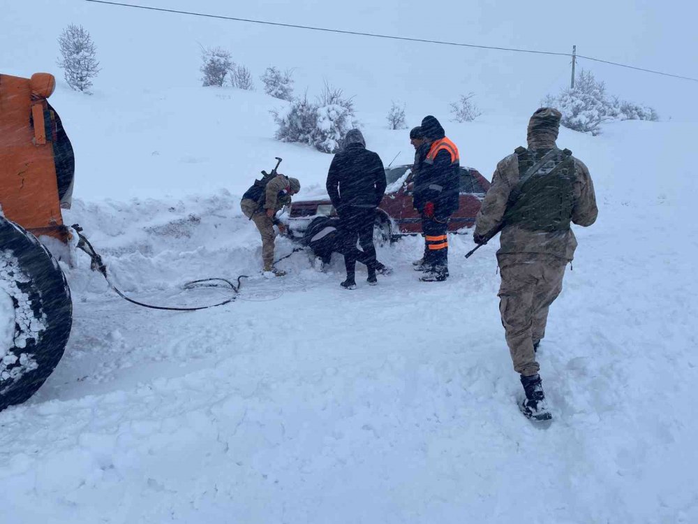 Jandarma, mahsur kalan 31 vatandaşı kurtardı