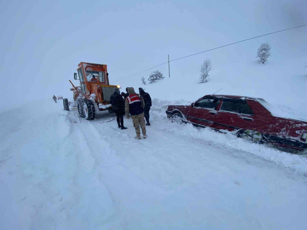 Jandarma, mahsur kalan 31 vatandaşı kurtardı