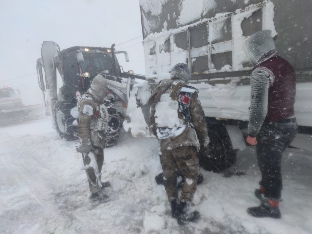 Jandarma, mahsur kalan 31 vatandaşı kurtardı