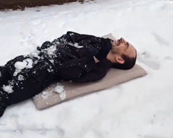 Yürekleri ısıtan kar topu oyunu