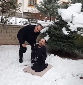 Yürekleri ısıtan kar topu oyunu