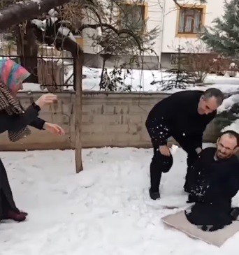 Yürekleri ısıtan kar topu oyunu