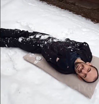 Yürekleri ısıtan kar topu oyunu