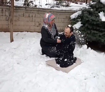 Yürekleri ısıtan kar topu oyunu