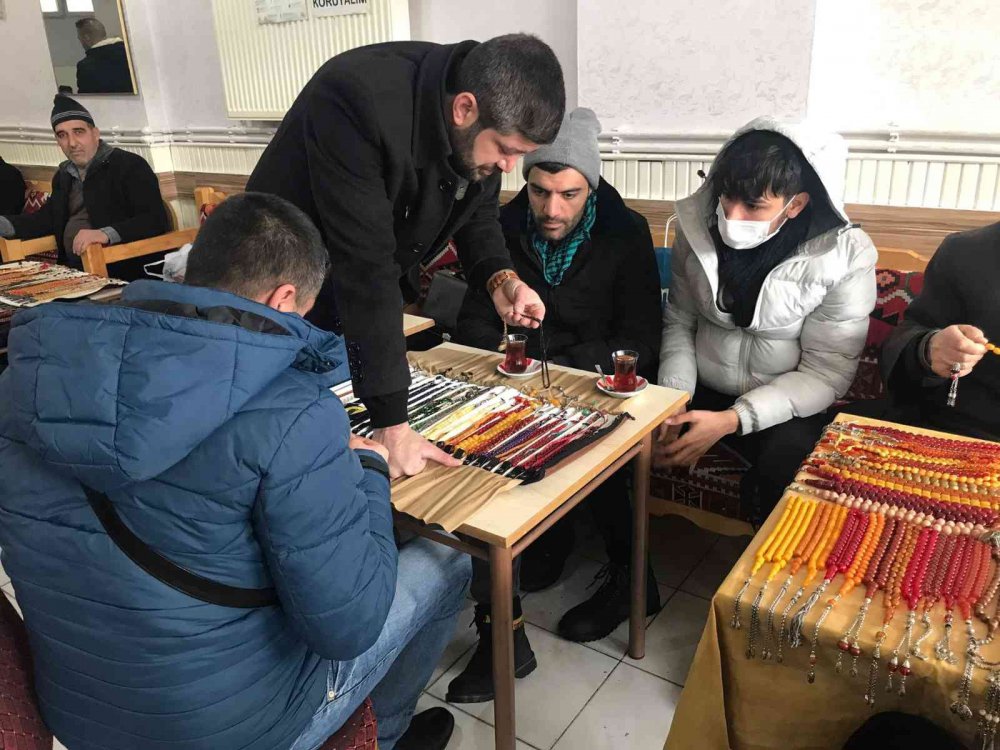Elazığ’da asırlık tespihler çay ocağında sergileniyor: Fiyatı 10 bin dolara kadar çıkıyor