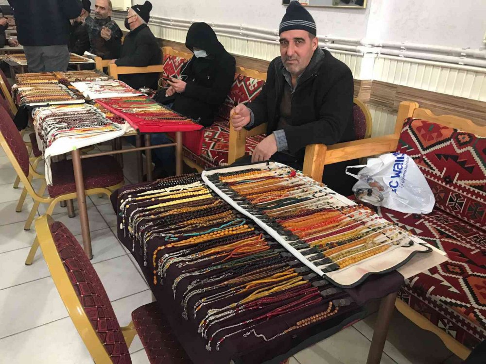 Elazığ’da asırlık tespihler çay ocağında sergileniyor: Fiyatı 10 bin dolara kadar çıkıyor