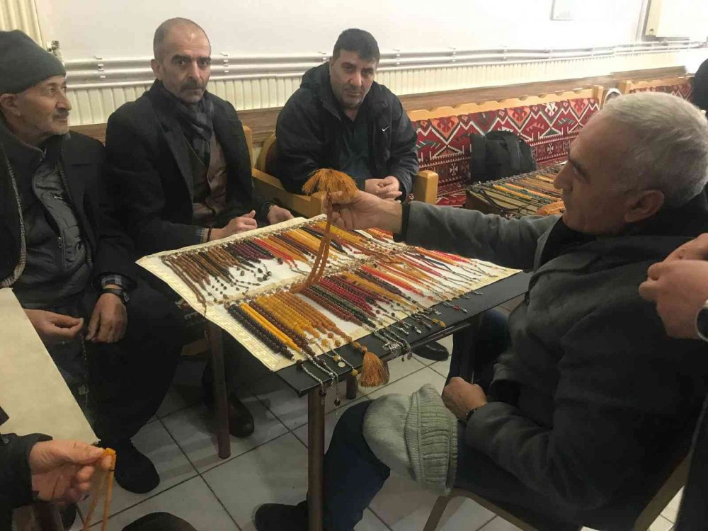 Elazığ’da asırlık tespihler çay ocağında sergileniyor: Fiyatı 10 bin dolara kadar çıkıyor