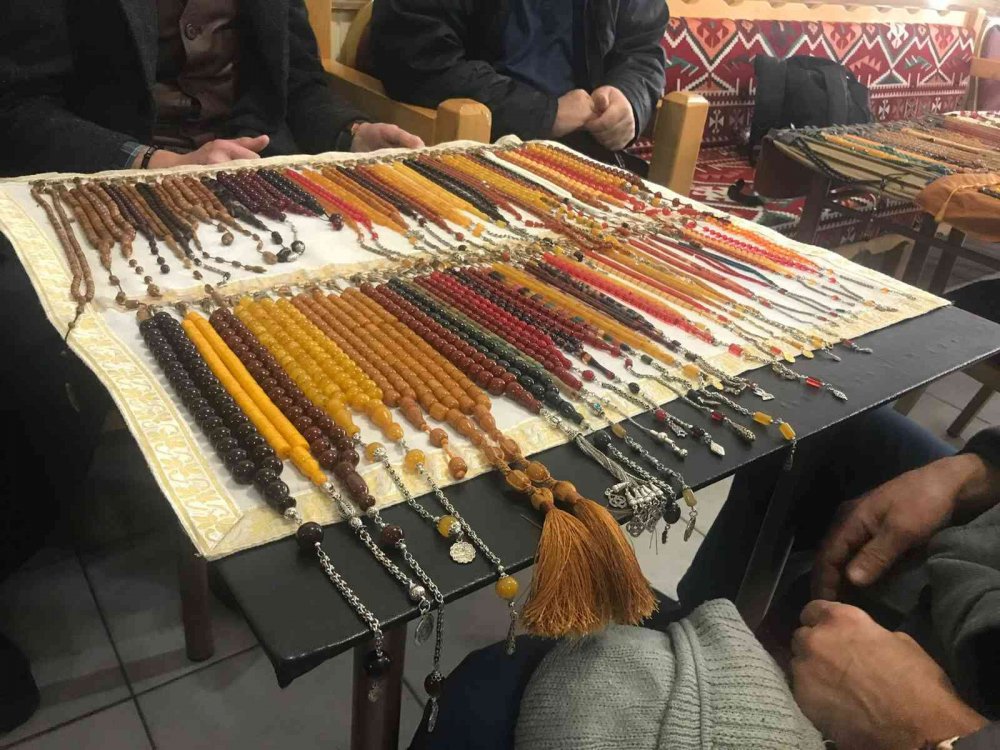 Elazığ’da asırlık tespihler çay ocağında sergileniyor: Fiyatı 10 bin dolara kadar çıkıyor