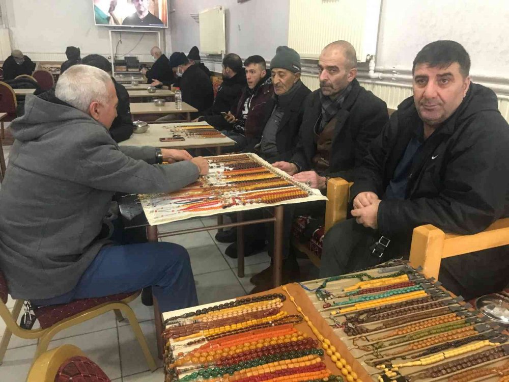 Elazığ’da asırlık tespihler çay ocağında sergileniyor: Fiyatı 10 bin dolara kadar çıkıyor