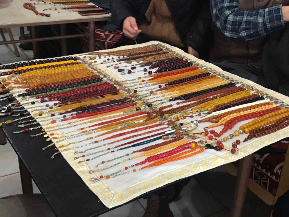 Elazığ’da asırlık tespihler çay ocağında sergileniyor: Fiyatı 10 bin dolara kadar çıkıyor