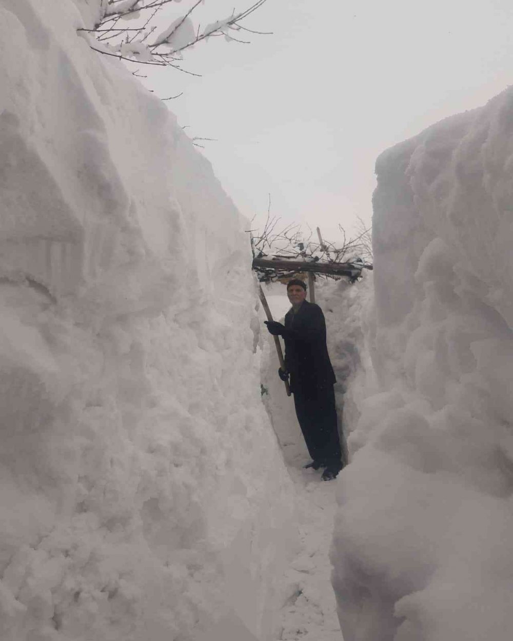 Komşularına gitmek için tünel açtılar