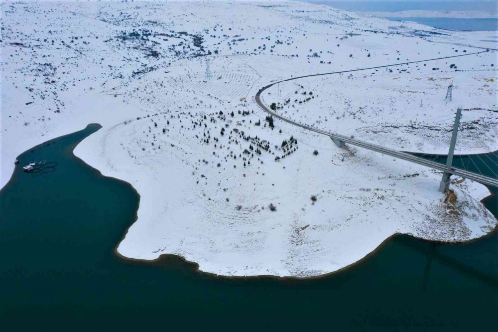 Türkiye’nin en yaşlı ilçesi Ağın’da kar manzarası