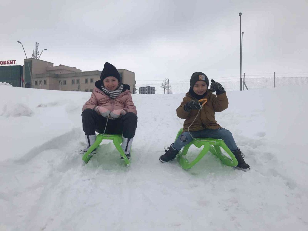 Drone pisti kar yağınca kayak pisti oldu, öğrenciler doyasıya eğlendi