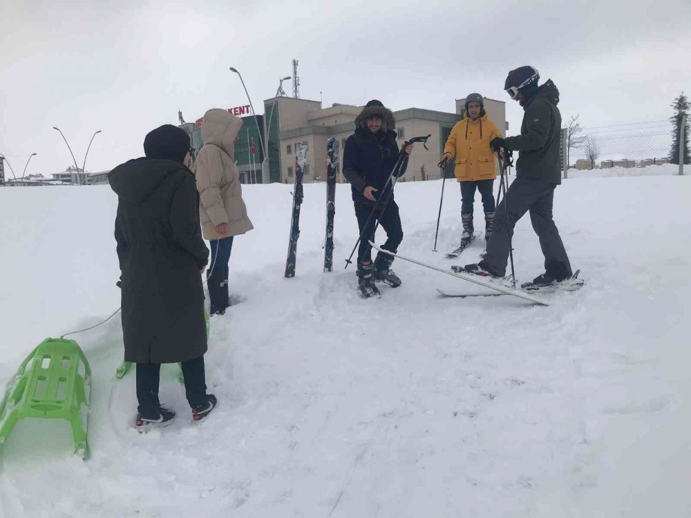 Drone pisti kar yağınca kayak pisti oldu, öğrenciler doyasıya eğlendi