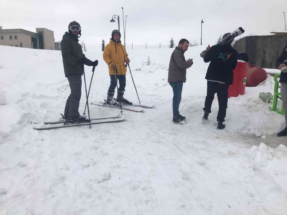 Drone pisti kar yağınca kayak pisti oldu, öğrenciler doyasıya eğlendi