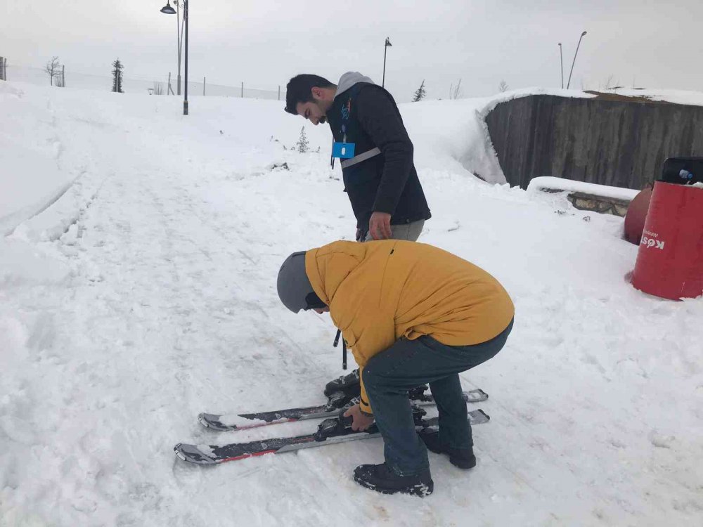 Drone pisti kar yağınca kayak pisti oldu, öğrenciler doyasıya eğlendi
