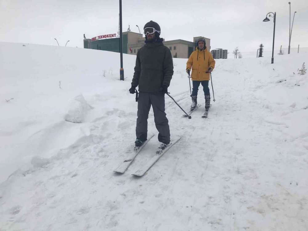Drone pisti kar yağınca kayak pisti oldu, öğrenciler doyasıya eğlendi