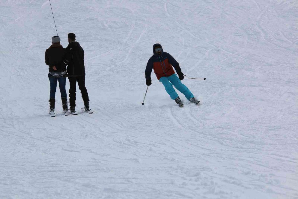 Hazarbaba Kayak Merkezinde karın keyfini çıkardılar