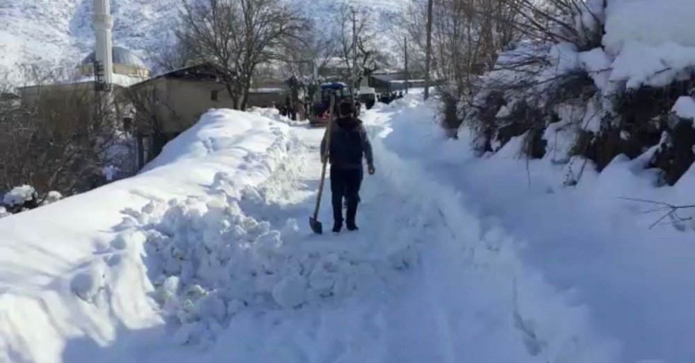 Kardan kapanan yolları köy sakinleri kendileri açtı
