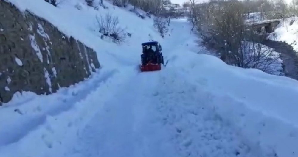 Kardan kapanan yolları köy sakinleri kendileri açtı