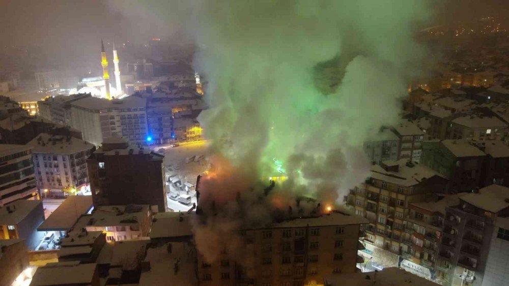 6 katlı binada korkutan yangın, ekiplerin müdahalesi sürüyor