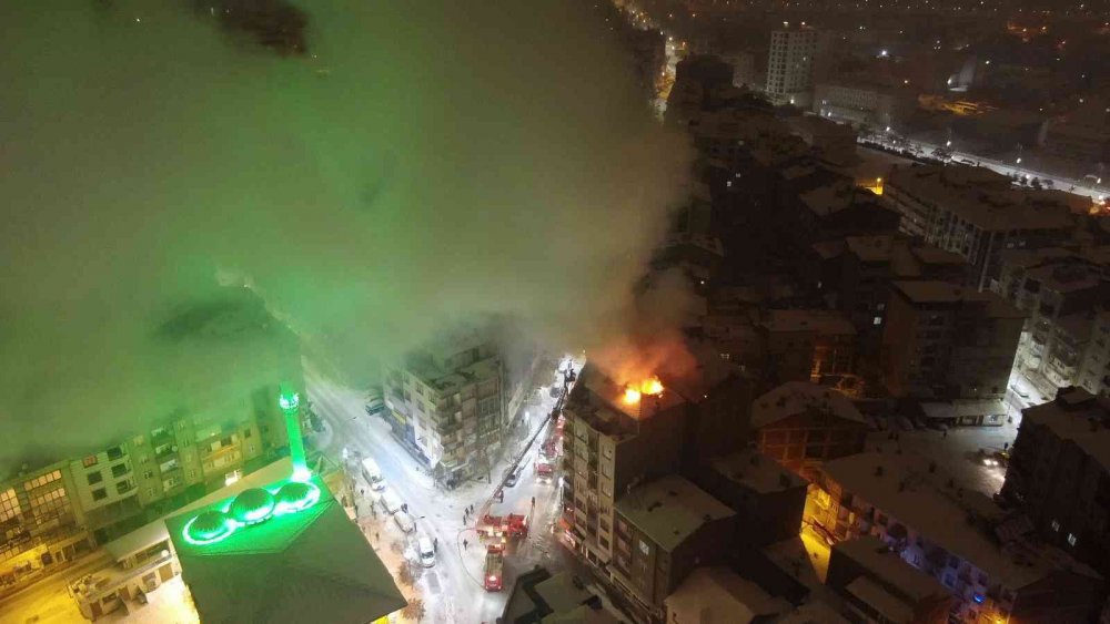 6 katlı binada korkutan yangın, ekiplerin müdahalesi sürüyor