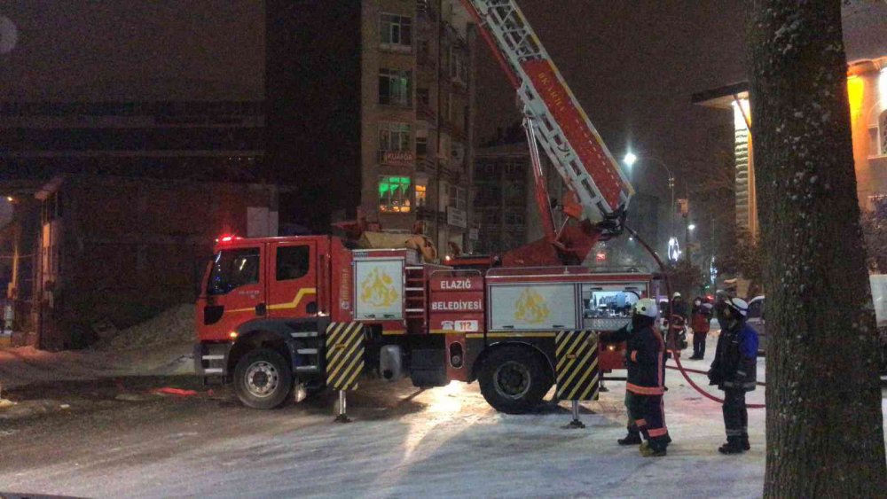 6 katlı binada korkutan yangın, ekiplerin müdahalesi sürüyor