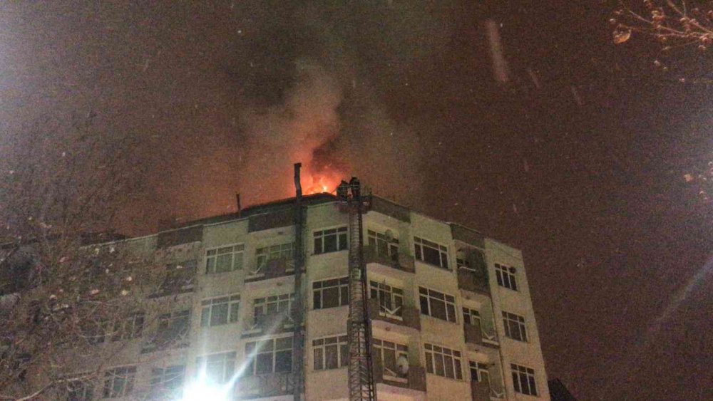 6 katlı binada korkutan yangın, ekiplerin müdahalesi sürüyor