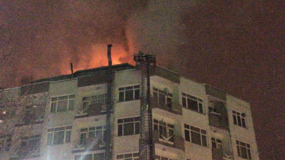6 katlı binada korkutan yangın, ekiplerin müdahalesi sürüyor