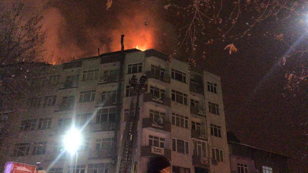 6 katlı binada korkutan yangın, ekiplerin müdahalesi sürüyor