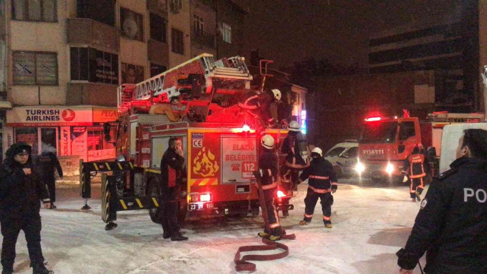 6 katlı binada korkutan yangın, ekiplerin müdahalesi sürüyor