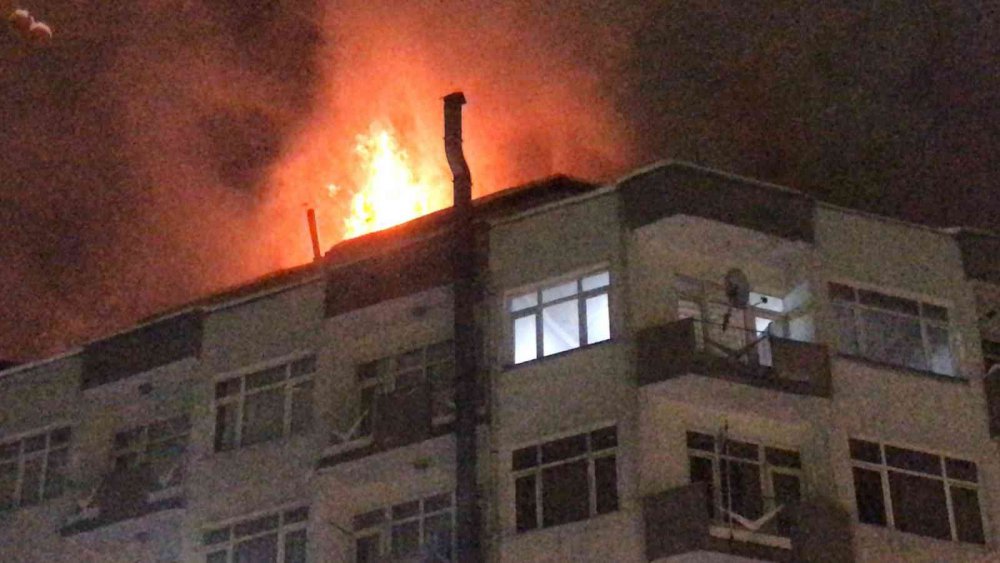 6 katlı binada korkutan yangın, ekiplerin müdahalesi sürüyor