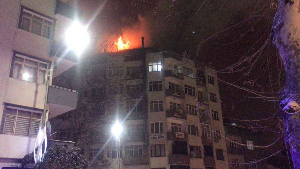 6 katlı binada korkutan yangın, ekiplerin müdahalesi sürüyor