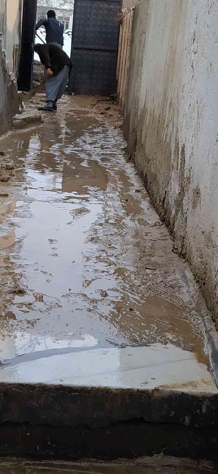 Patlayan boru nedeni ile evleri su bastı