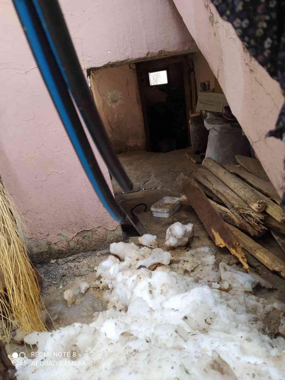 Patlayan boru nedeni ile evleri su bastı