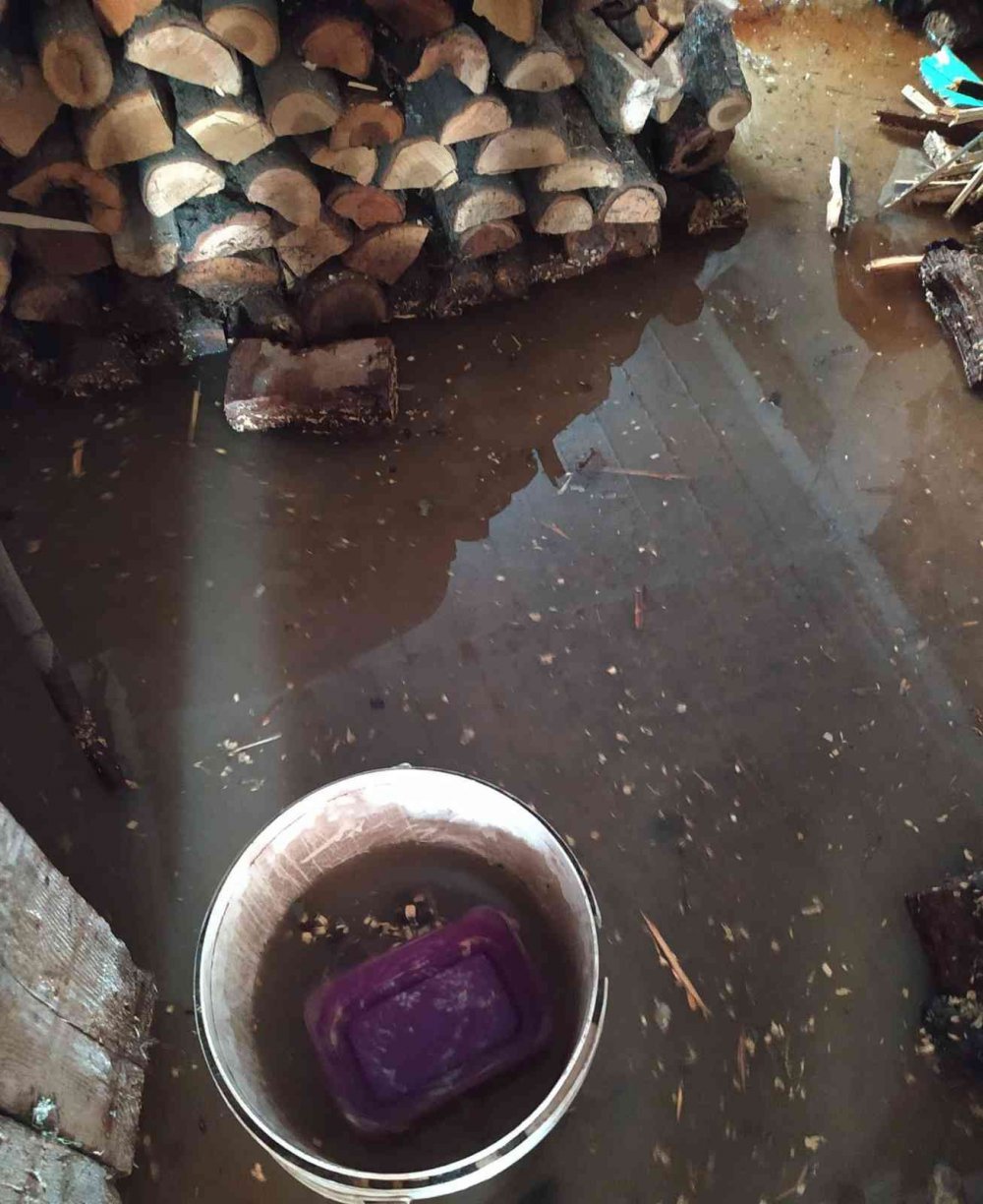 Patlayan boru nedeni ile evleri su bastı