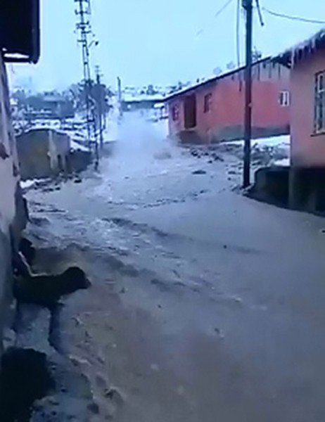 Patlayan boru nedeni ile evleri su bastı