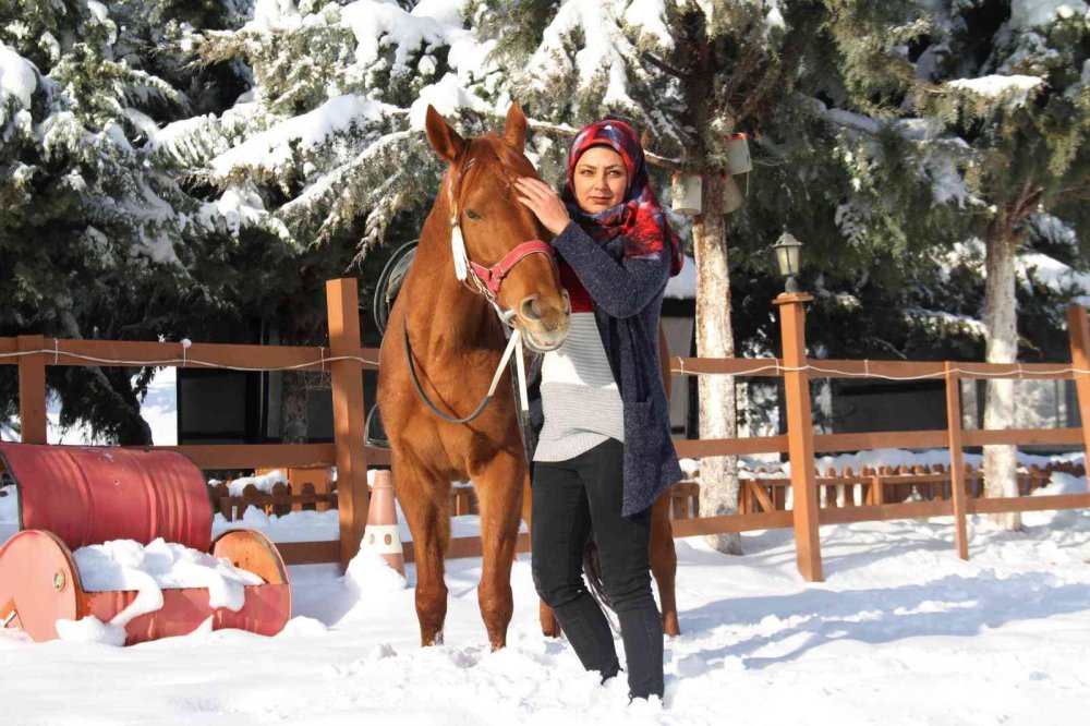 ’Yapamazsın’ dediler hırs yaptı Elazığ’ın tek kadın seyisi oldu