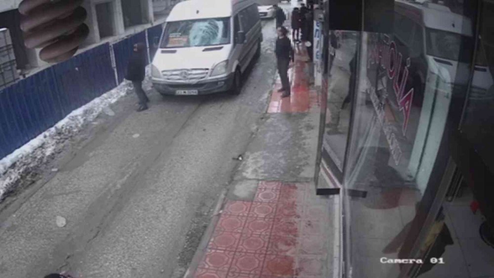 Elazığ'da minibüsün üzerine buz kütlesi düştü