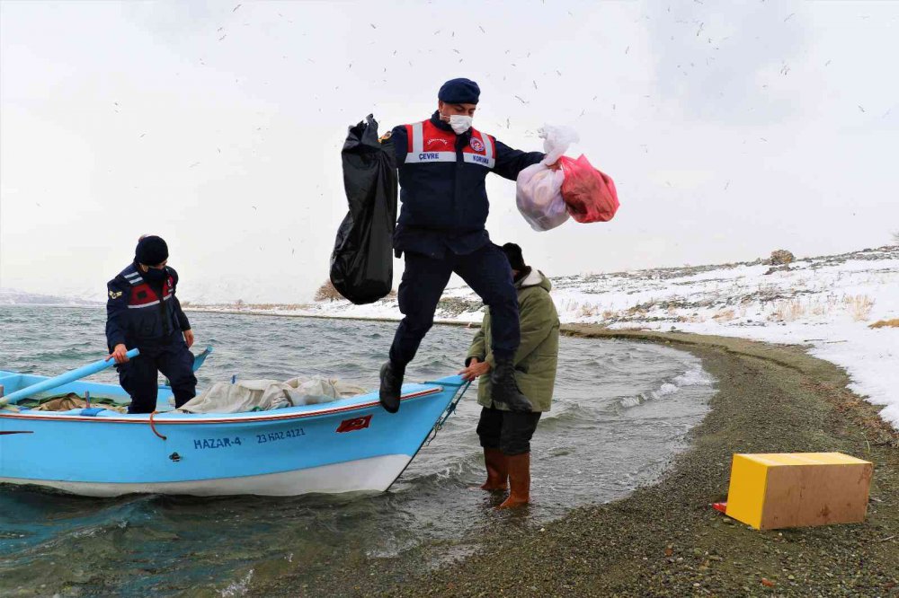 Tavşan Adası’nın uzun kulaklı sakinleri jandarma tarafından besleniyor