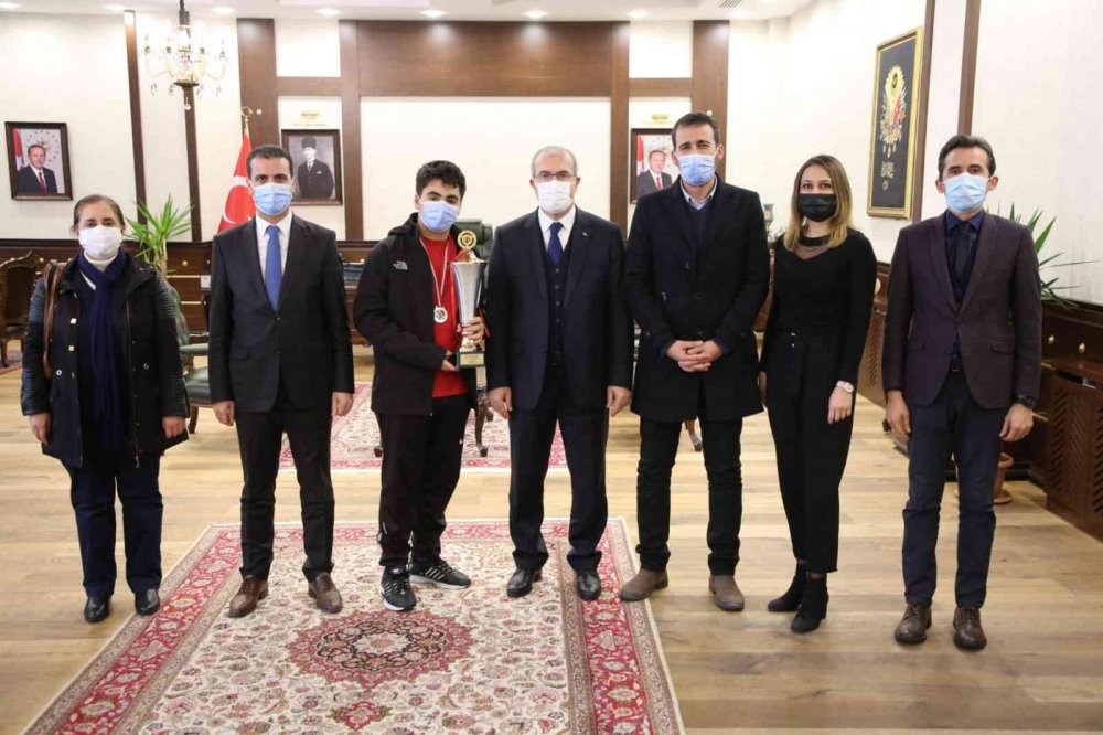 Vali Toraman, şampiyonları ağırladı