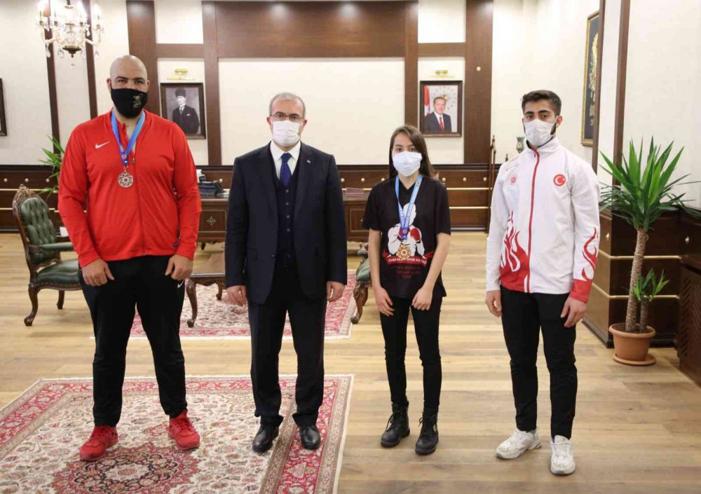Vali Toraman, şampiyonları ağırladı