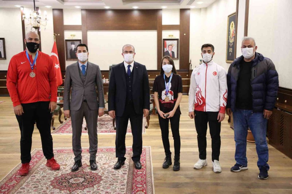 Vali Toraman, şampiyonları ağırladı