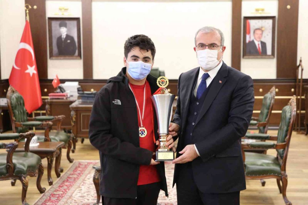 Vali Toraman, şampiyonları ağırladı