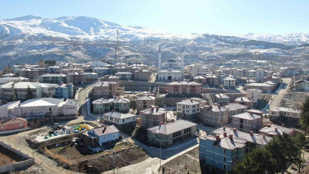 Depremin merkez üssü Sivrice’de kaymakamlık, esnafı yalnız bırakmıyor