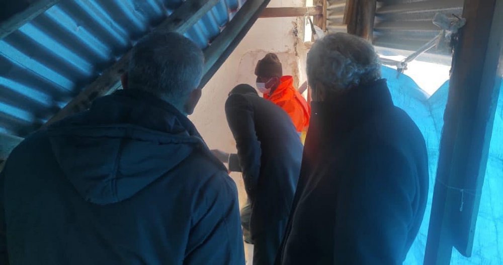 Evin çatısı biriken kar nedeniyle çöktü