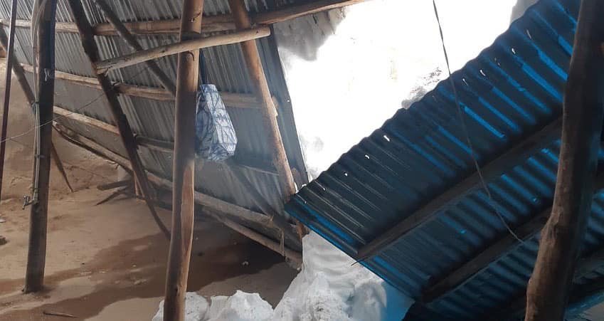 Evin çatısı biriken kar nedeniyle çöktü