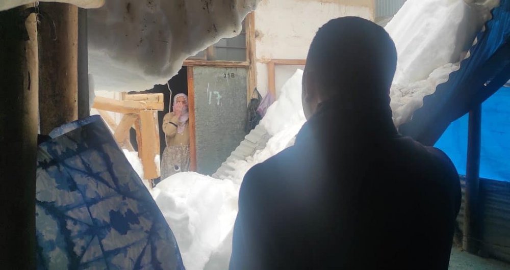 Evin çatısı biriken kar nedeniyle çöktü