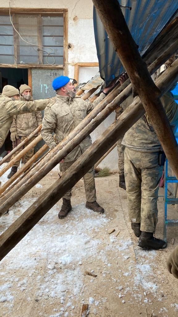 Mahsur kalan 88 yaşındaki Elif ninenin yardımına jandarma komando koştu
