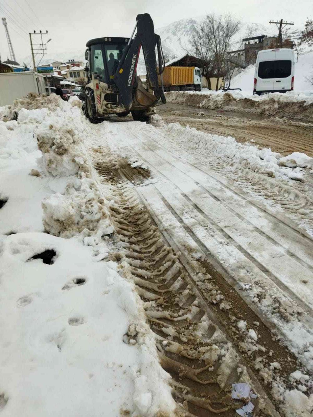 Sivrice’de kar birikintileri kamyonlarla ilçe dışına taşınıyor